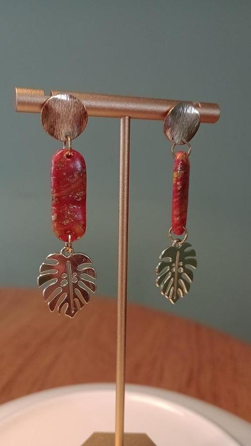 Oorbellen Stick met monstera bladjes, Sieraden, Tassen en Uiterlijk, Oorbellen, Nieuw, Hangers, Overige materialen, Rood, Ophalen of Verzenden