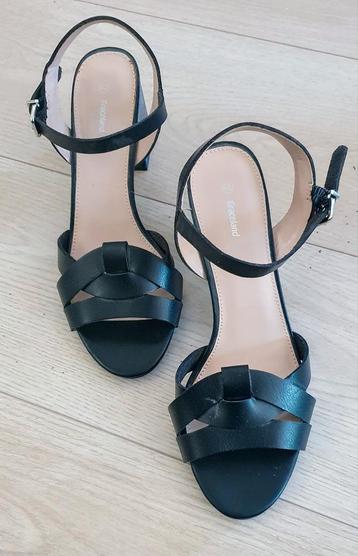 Damesschoenen sandalen. Kleur zwart. beschikbaar voor biedingen