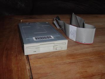 1.44mb diskette station Samsung + interne kabel beschikbaar voor biedingen
