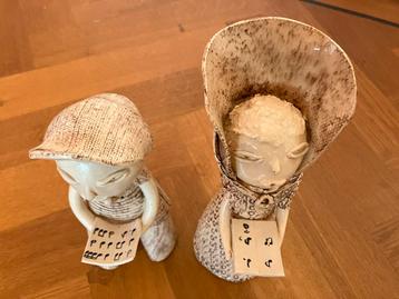 Keramieken beeldjes zingend paar beschikbaar voor biedingen