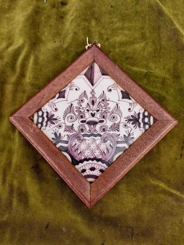 Antieke tegel in eiken lijst, mangaan met bloembokaal decor. beschikbaar voor biedingen