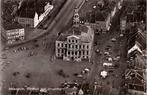 Maastricht - Stadhuis met omgeving luchtopname (1954), Verzamelen, Ansichtkaarten | Nederland, Verzenden, 1940 tot 1960, Ongelopen