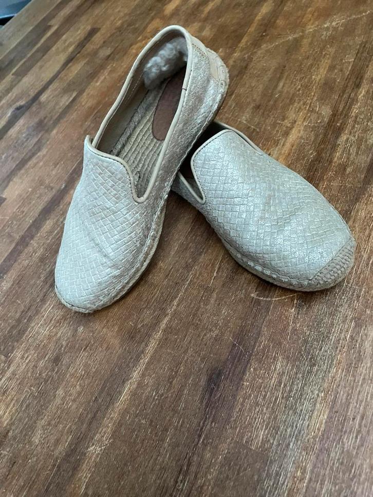 Ugg uggs zacht leren espadrilles maat 37 beige met glim, Kleding | Dames, Schoenen, Zo goed als nieuw, Espadrilles of Moccasins