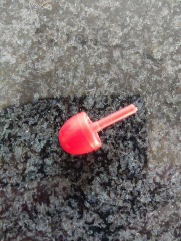 Plastic gaatjesmat pinnetje in kleur rood.  beschikbaar voor biedingen