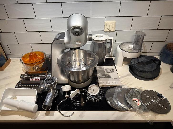 Bosch MUM56Z40/02 keukenmachine + alle accessoires + pasta, Witgoed en Apparatuur, Keukenmixers, Gebruikt, 4 liter of meer, 3 snelheden of meer