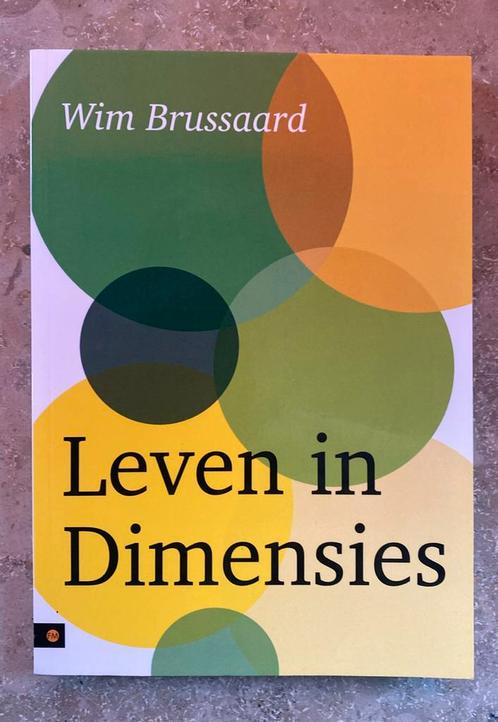Wim Brussaard - Leven in Dimensies, Boeken, Filosofie, Zo goed als nieuw, Ophalen of Verzenden