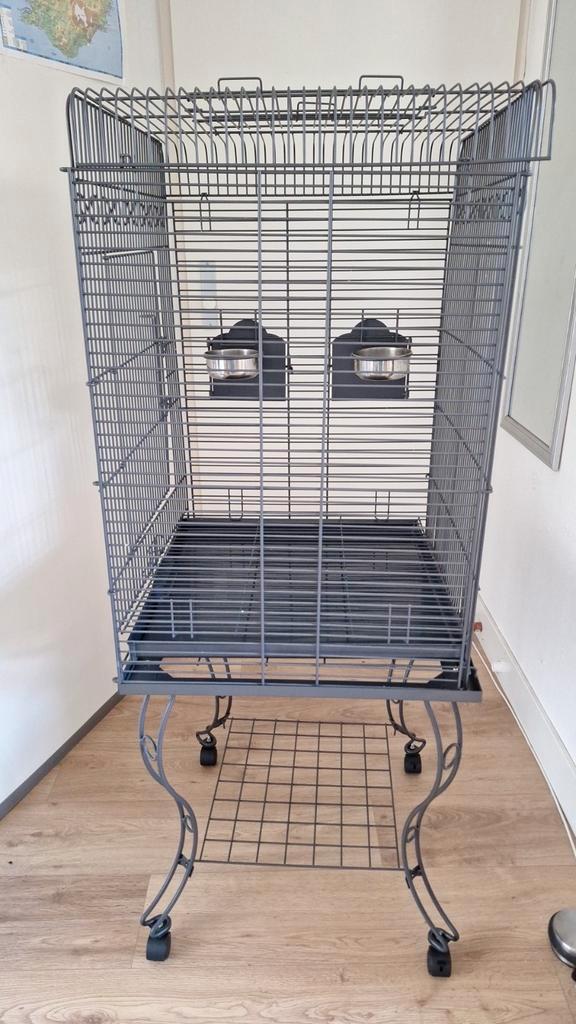Grote vogelkooi incl tafeltje, Dieren en Toebehoren, Vogels | Hokken en Kooien, Zo goed als nieuw, Vogelkooi, Metaal, Ophalen