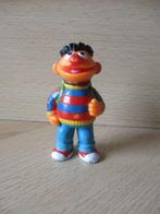 Sesamstraat Ernie kunststof poppetje met rugzak 8cm, Verzamelen, Ophalen of Verzenden, Gebruikt