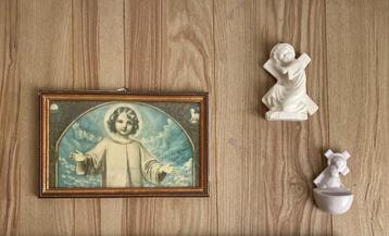 Brocante prent & beeldje Kindje Jezus en wijwatervaatje beschikbaar voor biedingen