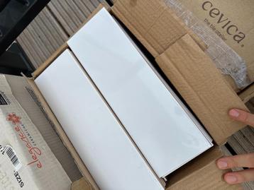 Te koop: 67 witte wandtegels van het merk Fabresa beschikbaar voor biedingen