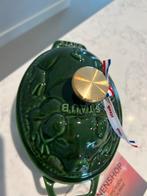 Nieuw Cocotte Piggy 17 cm Basilicum, Huis en Inrichting, Keuken | Potten en Pannen, Gietijzer, Nieuw, Ophalen of Verzenden, Staub