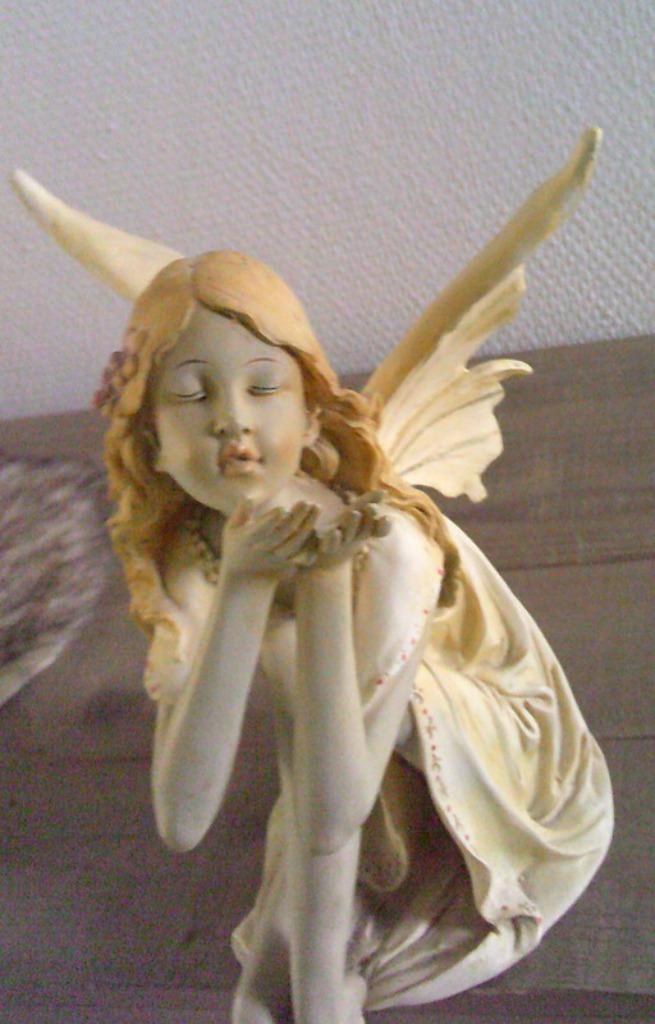 1 vintage bloemenmeisje fee vrouw zittend met bengelend been, Antiek en Kunst, Curiosa en Brocante, Ophalen of Verzenden