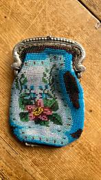 Antiek beursje  met zilveren sluiting  ( rond 1850 ), Sieraden, Tassen en Uiterlijk, Ophalen of Verzenden, Gebruikt