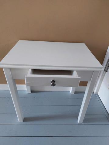 Leuk brocante bijzettafeltje / nachtkastje met lade. beschikbaar voor biedingen