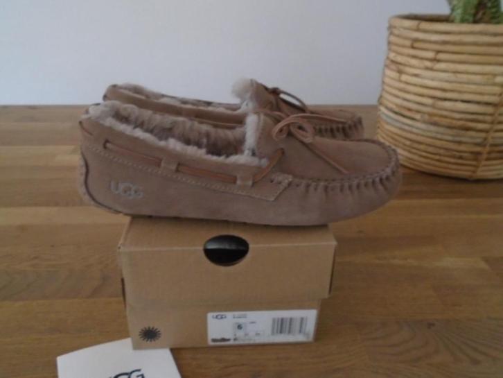 UGG Dakota beige, taupe mocassin, pantoffel, sloffen, mt 37, Kleding | Dames, Schoenen, Nieuw, Pantoffels of Sloffen, Beige, Ophalen of Verzenden