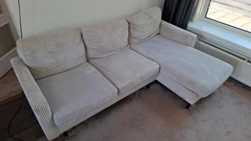 Beige hoekbank beschikbaar voor biedingen