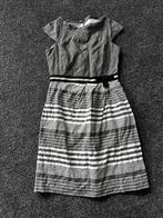 Jurk maat 36. Xandres. Grijs wit., Ophalen of Verzenden, Zo goed als nieuw, Knielengte, Maat 36 (S)