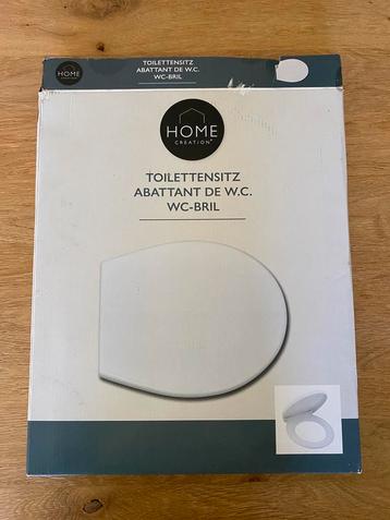 Nieuwe witte toiletbril, inclusief bevestigingsmateriaal beschikbaar voor biedingen