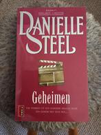 p9 Geheimen - Danielle Steel, Ophalen of Verzenden, Gelezen
