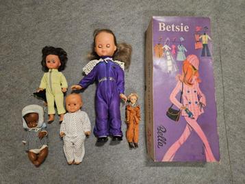 5 oude poppen uit jaren 60 / 70 met kleding beschikbaar voor biedingen