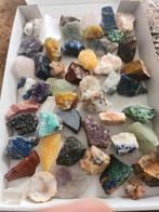 50 edelstenen ruw in doos, Verzamelen, Ophalen of Verzenden, Mineraal