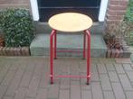 Kruk industrieel rood metaal 60 cm. hoog rond houten zitting, Huis en Inrichting, Krukjes, Ophalen of Verzenden, Gebruikt, IJzer