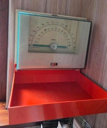 Vintage oranje weegschaal Krups beschikbaar voor biedingen
