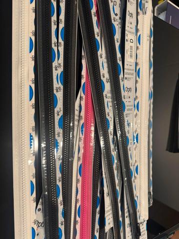 Groot pakket met 23 ritsen beschikbaar voor biedingen