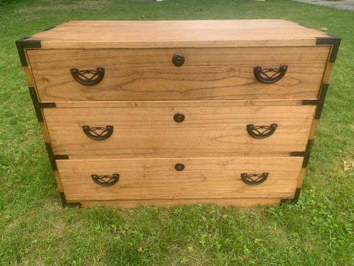Vintage Japans kastje van massief hout met metalen details, Huis en Inrichting, Kasten | Ladekasten, Gebruikt, Minder dan 100 cm