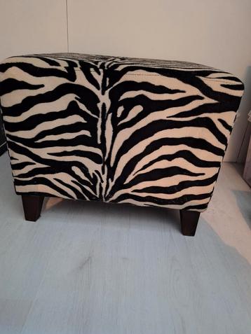 Zebra  poef  / hocker  / tafel  beschikbaar voor biedingen
