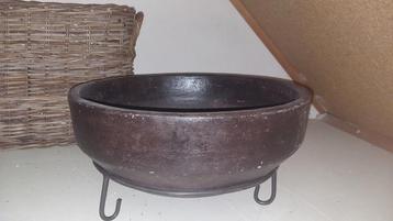 Vuurschaal op voet beschikbaar voor biedingen