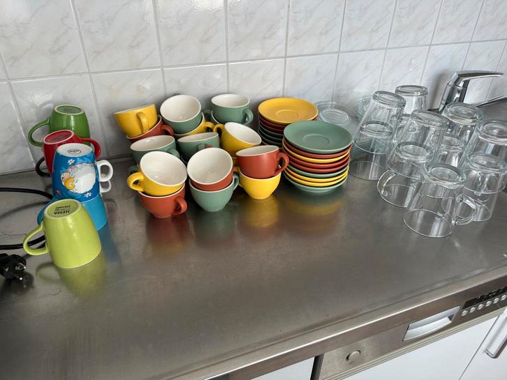 Kleurrijk Servies: Kopjes, Schotels & Theeglazen, Huis en Inrichting, Keuken | Servies, Gebruikt, Kop(pen) en/of Schotel(s), Overige stijlen
