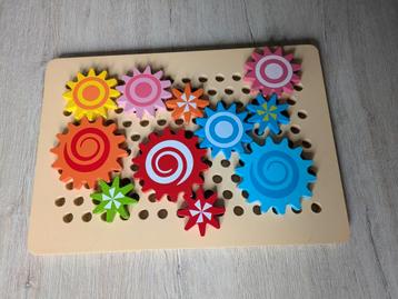 Houten tandwielpuzzel beschikbaar voor biedingen