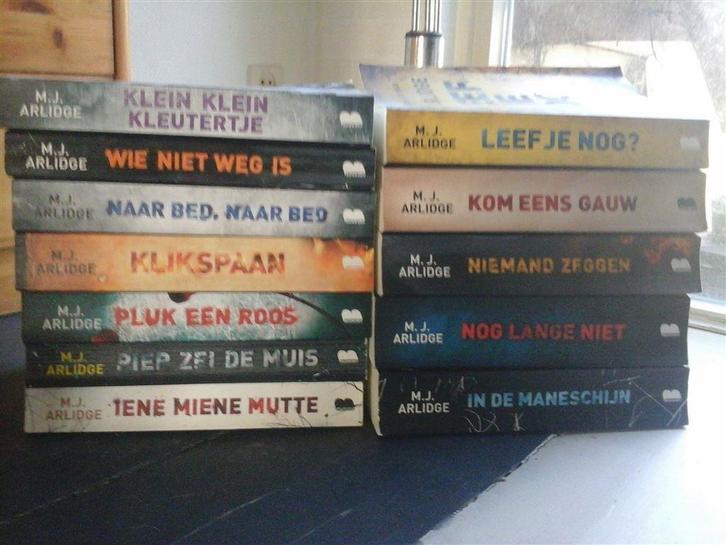 nt-m.j. arlidge-40 stuks-goede staat-losse verkoop, Boeken, Thrillers, Zo goed als nieuw, Ophalen of Verzenden