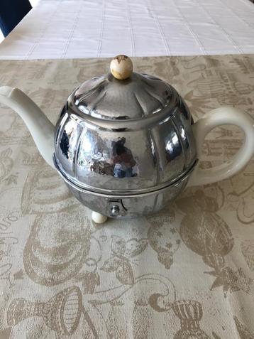 Theepot met isolatiemantel beschikbaar voor biedingen