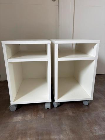 Set van twee witte nachtkastjes