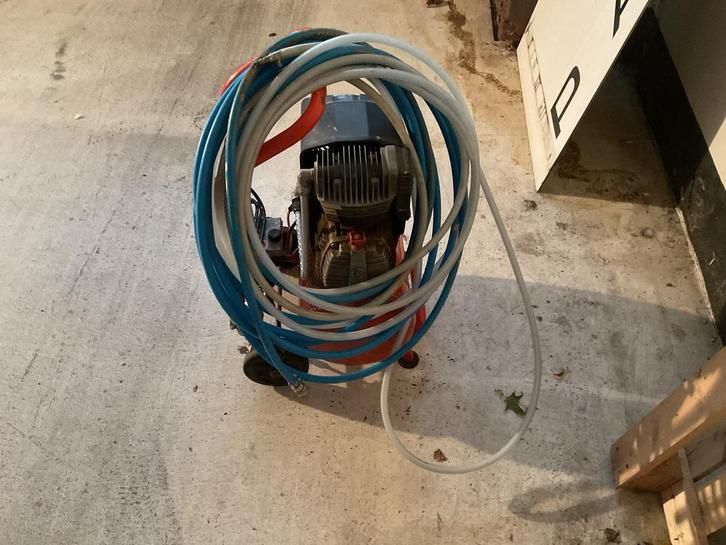 Compressor met luchtslangen en 4 tackers, Doe-het-zelf en Verbouw, Compressors, Gebruikt, 6 tot 10 bar, Minder dan 25 liter, Minder dan 200 liter/min