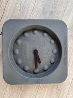 Zuiver Wandklok - Grijs - Analoog, Ophalen of Verzenden, Zo goed als nieuw, Analoog, Wandklok