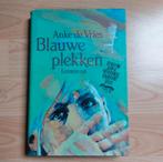 Boek: Blauwe plekken, Boeken, Fictie, Ophalen of Verzenden, Anke de Vries, Zo goed als nieuw