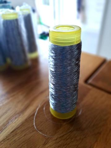 Dun zilver garen - 200 m - op spoel/ cocon - p. stuk € 1,50  beschikbaar voor biedingen