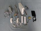 Wii (mod) | 2 controllers+nunchuks | voeding, AV, sensorbalk, Spelcomputers en Games, Ophalen of Verzenden, Gebruikt, Met 2 controllers