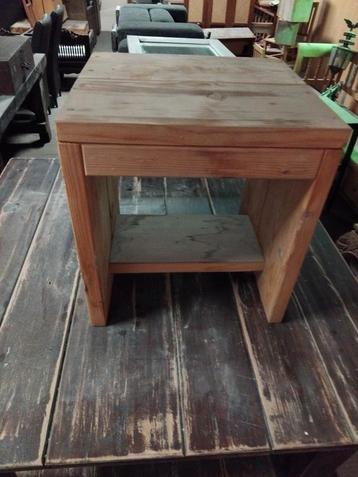 Houten bijzettafel/nachtkastje beschikbaar voor biedingen