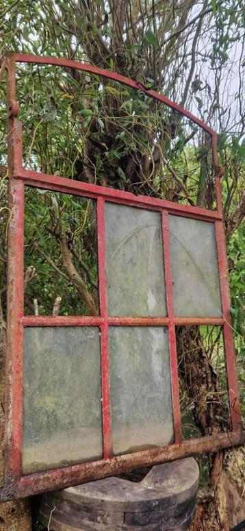 Groot (H 1meter) gietijzeren stalraam (brocante) beschikbaar voor biedingen