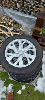 Winterbanden Toyota Yaris 175/65 R15 met wieldoppen, Ophalen, Gebruikt