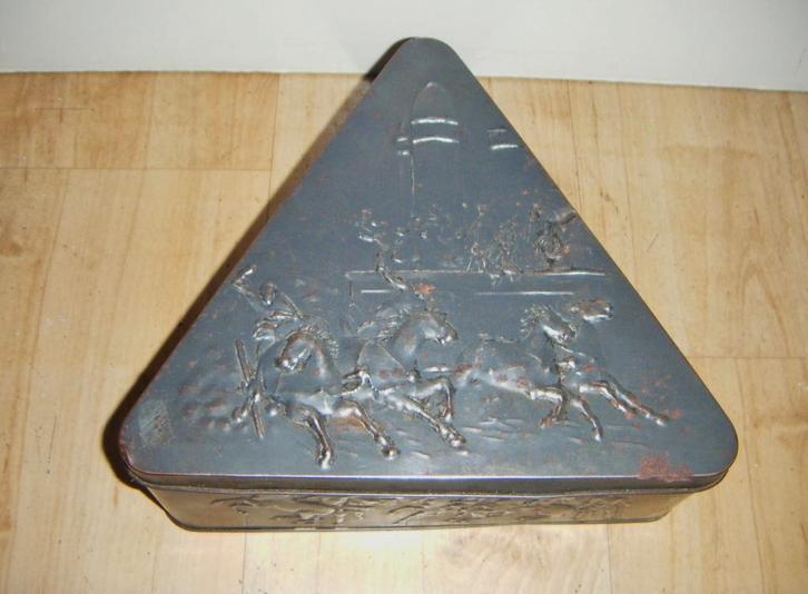 Zeldzaam,antiek Victoria koekblik,driehoek,paarden,reliëf, Verzamelen, Blikken, Gebruikt, Koek(jes), Overige merken, Ophalen of Verzenden