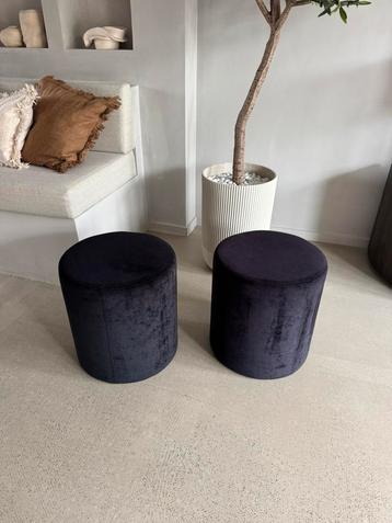 2 velvet zwarte poefjes beschikbaar voor biedingen