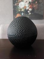 Zwarte, ronde vaas van gebobbeld aardewerk, Huis en Inrichting, Woonaccessoires | Vazen, Gebruikt, Zwart, Aardewerk of Porselein