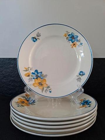 6 Crèmekleurige aardewerk ontbijtborden met blauw-gele bloem beschikbaar voor biedingen