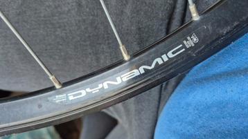 Aluminium zwarte fiets velg Dynamic 622-19C met rode naaf beschikbaar voor biedingen