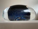 Vintage Kosta Boda Atelier Paperweight Blauw Spiraal Vallien, Antiek en Kunst, Kunst | Designobjecten, Ophalen of Verzenden